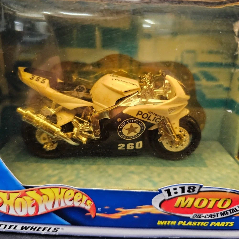 HOT WHEELS 47115 MOTO 1:18 Scale Die-Cast Metal Toy Motorcycle Police